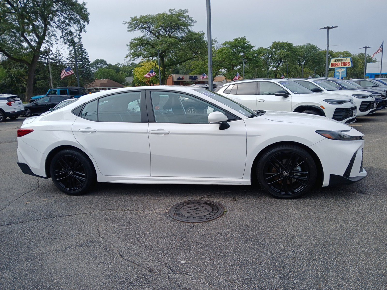 Used 2025 Toyota Camry SE FWD image 3