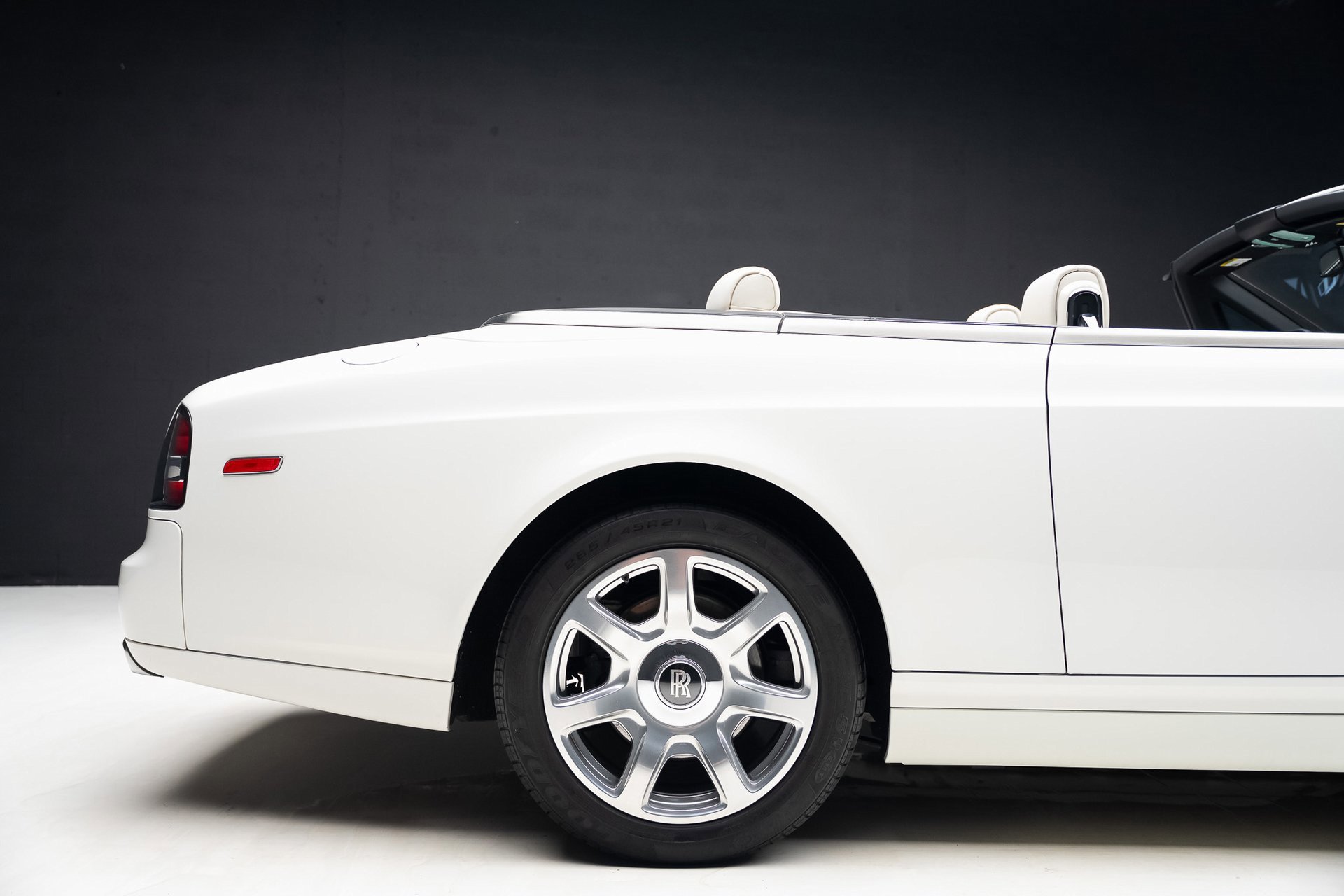 Used 2013 Rolls-Royce Phantom Drophead Coupe image 37