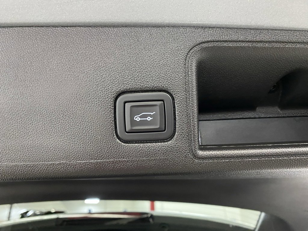 Used 2024 GMC Terrain SLT image 13