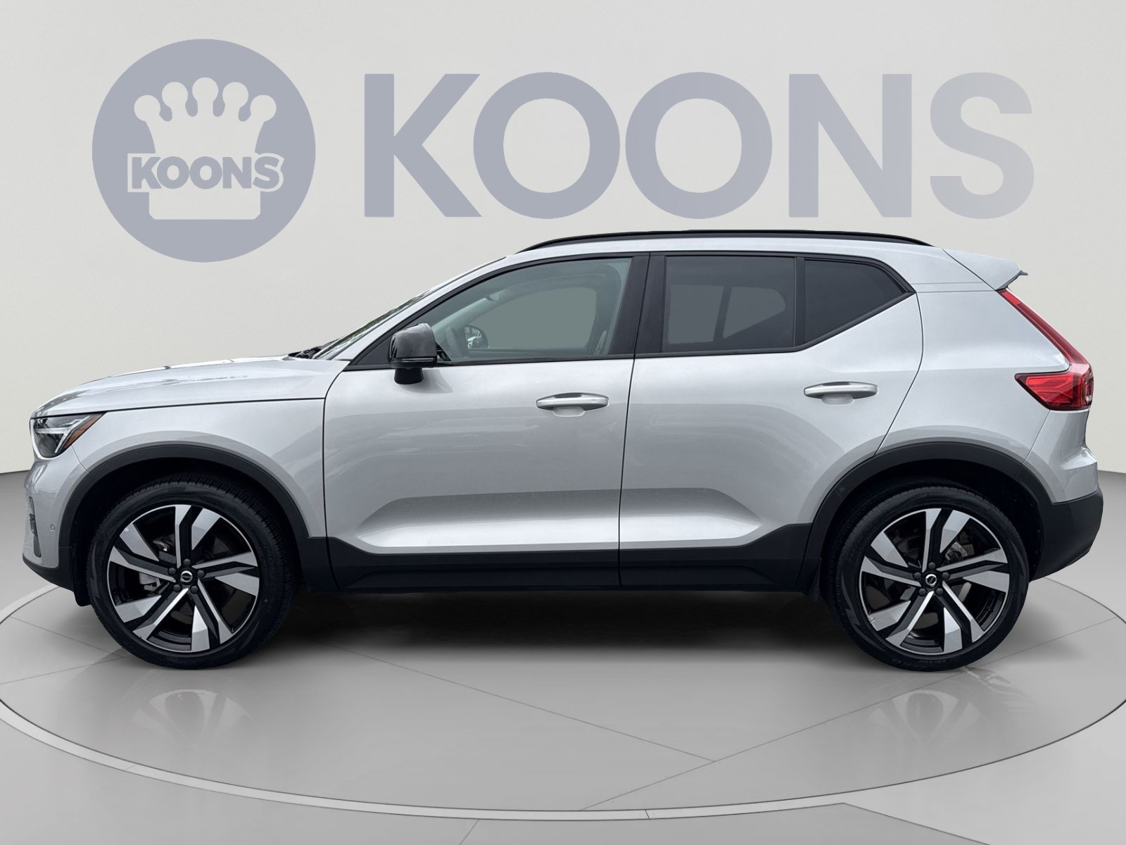Certified 2024 Volvo XC40 B5 Plus w/ Climate Package AWD/4WD image 2