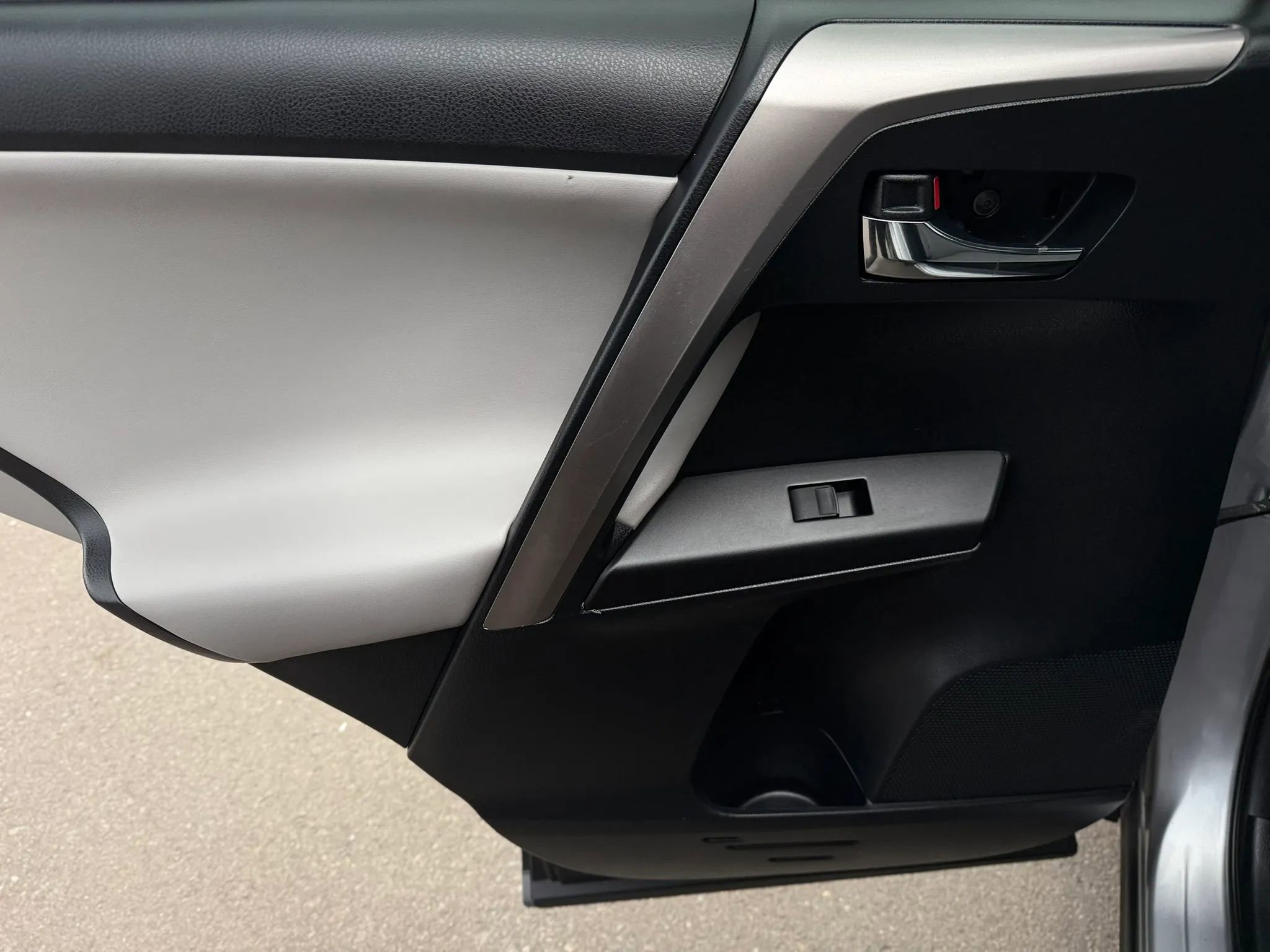 Used 2017 Toyota RAV4 XLE AWD/4WD image 17