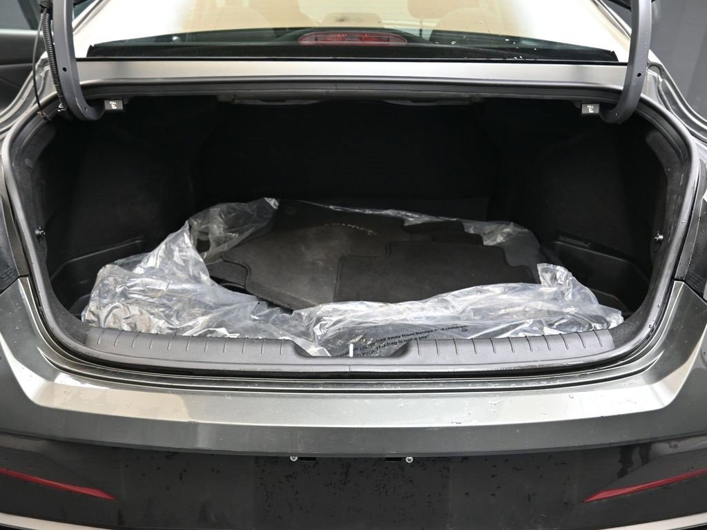 Certified 2025 Hyundai Elantra SE image 17