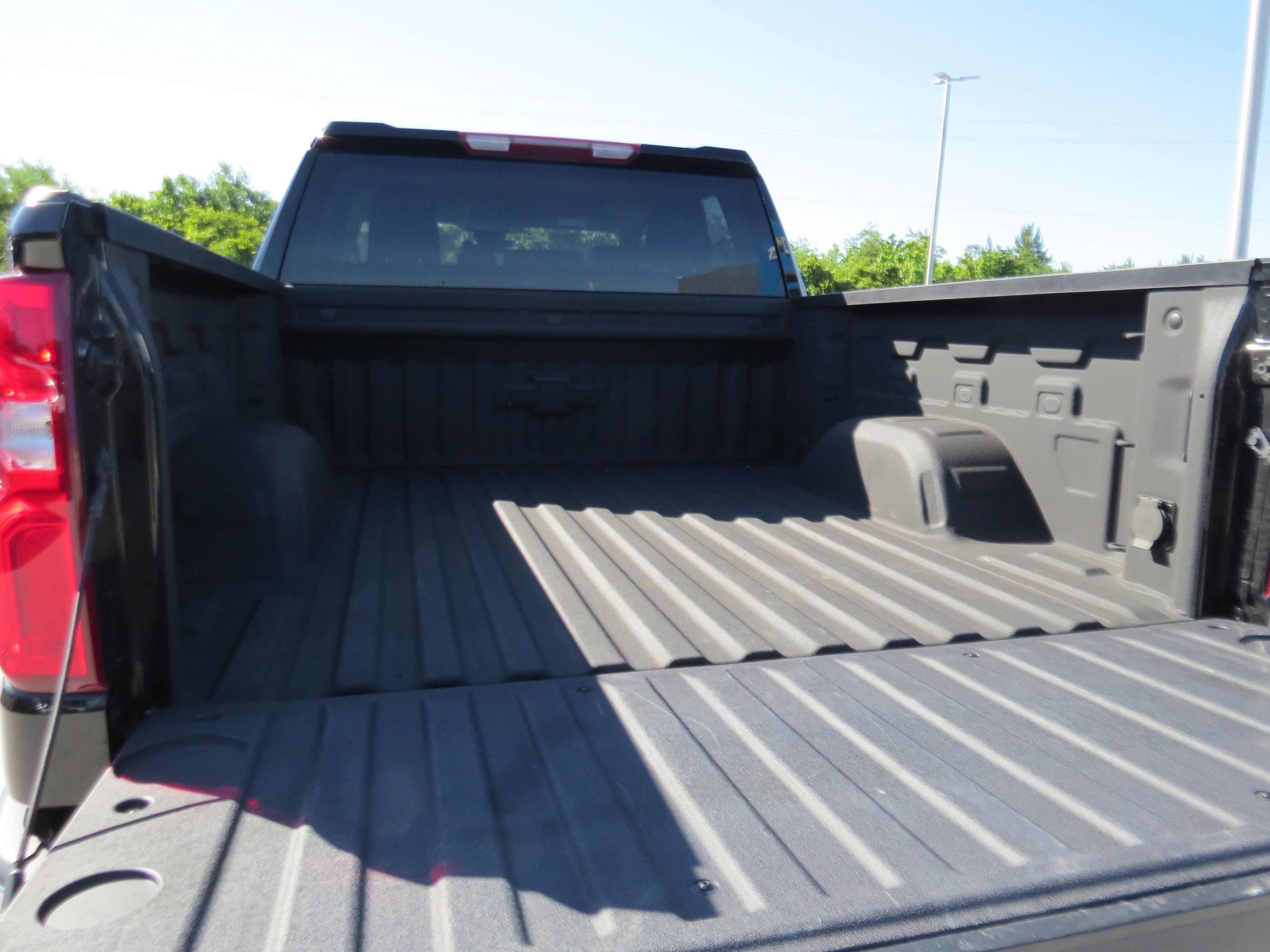 Used 2023 Chevrolet Silverado 1500 LTZ AWD/4WD image 15