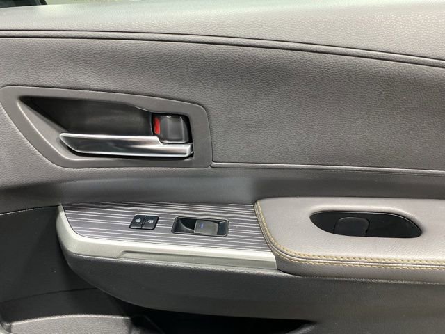 Used 2022 Toyota Sienna XLE Woodland Edition image 31