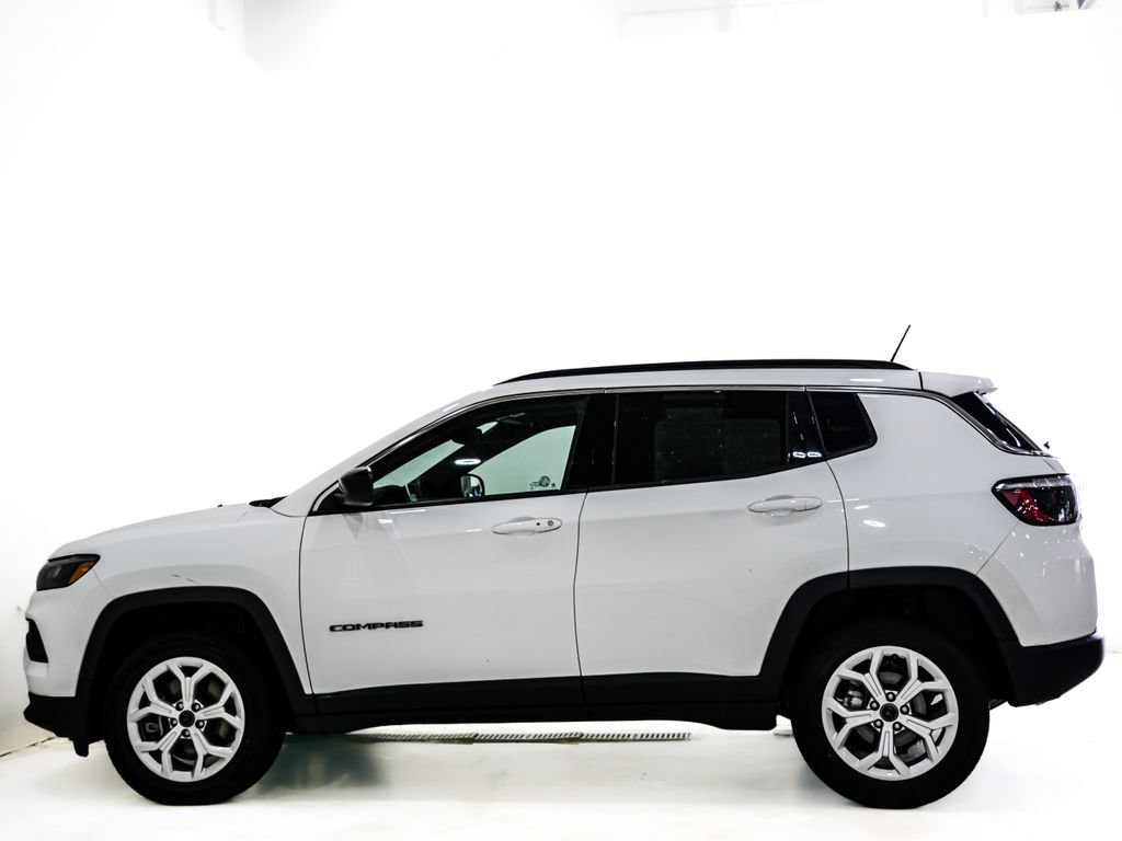 Used 2025 Jeep Compass Latitude w/ Sun & Sound Group AWD/4WD image 6