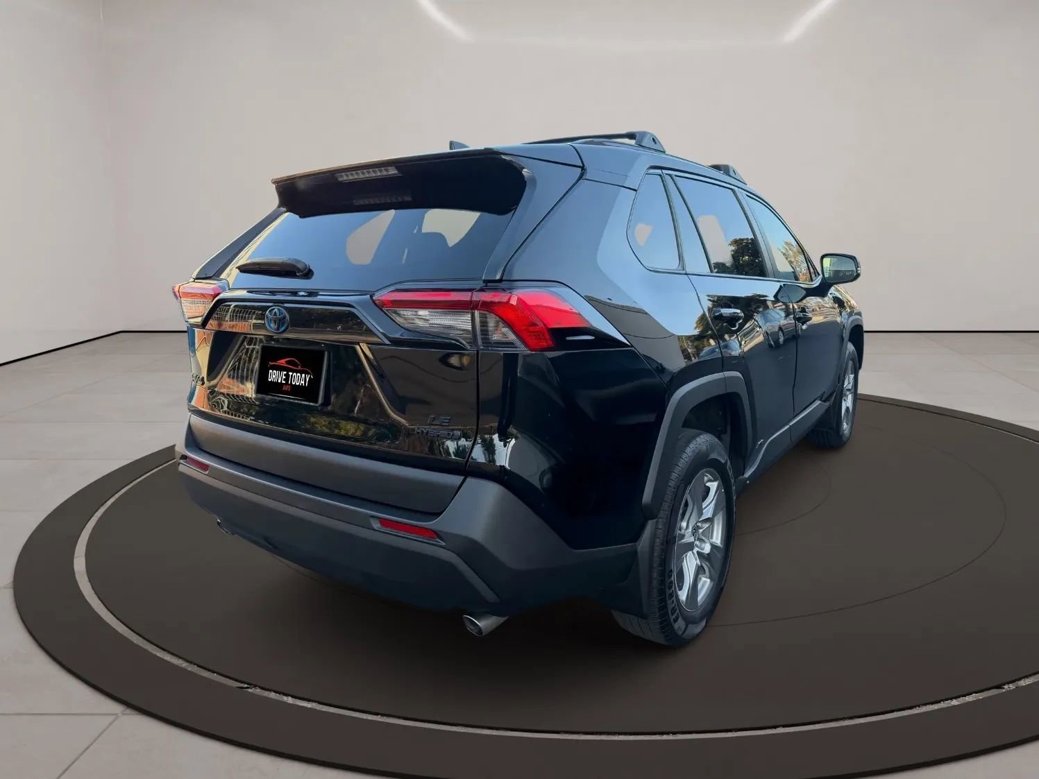 Used 2022 Toyota RAV4 LE AWD/4WD image 6