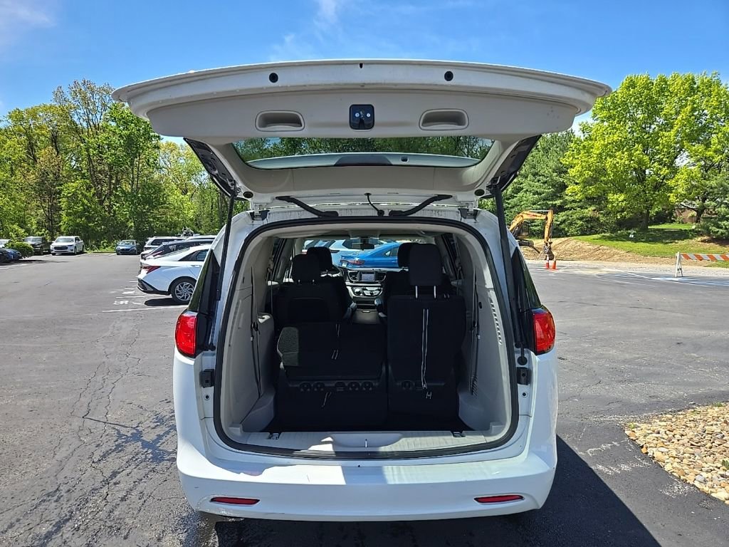 Used 2022 Chrysler Voyager LX FWD image 5