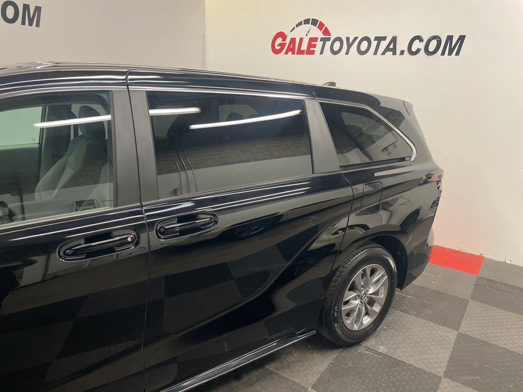 Used 2024 Toyota Sienna LE image 5