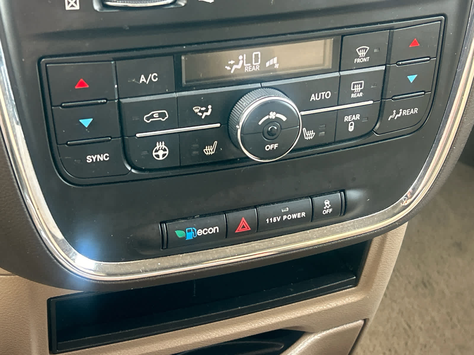 Used 2015 Chrysler Town & Country Touring w/ Driver Convenience Group image 37