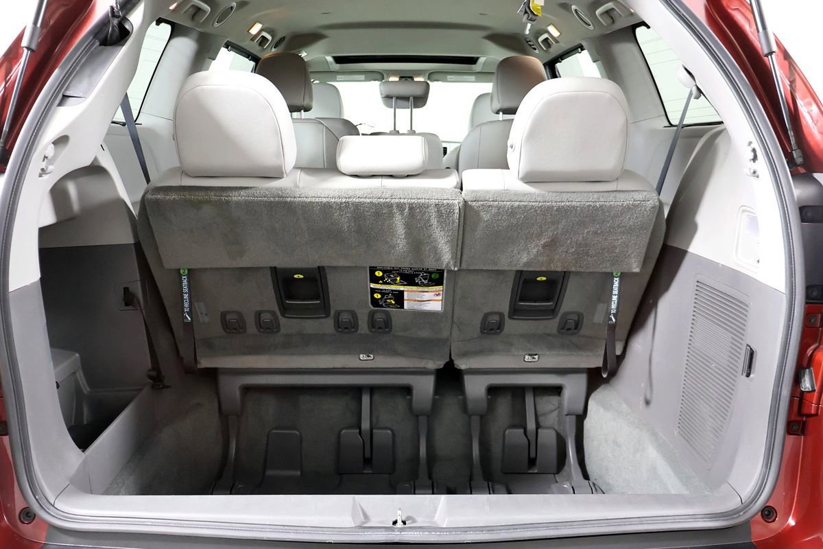 Used 2018 Toyota Sienna XLE w/ XLE Navigation Package FWD image 15