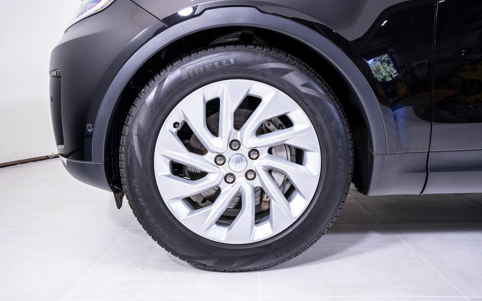 Used 2025 Land Rover Discovery S image 9
