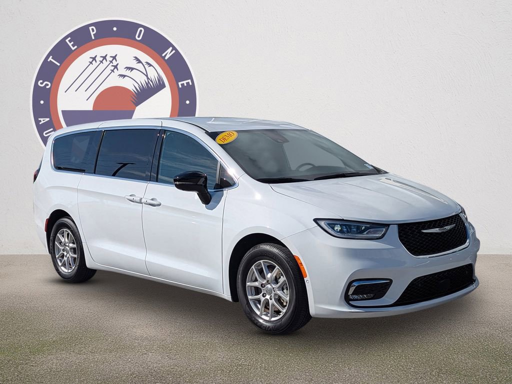 New 2026 Chrysler Pacifica Select FWD image 2