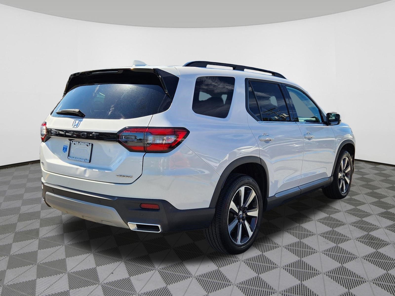 Used 2025 Honda Pilot Touring image 4