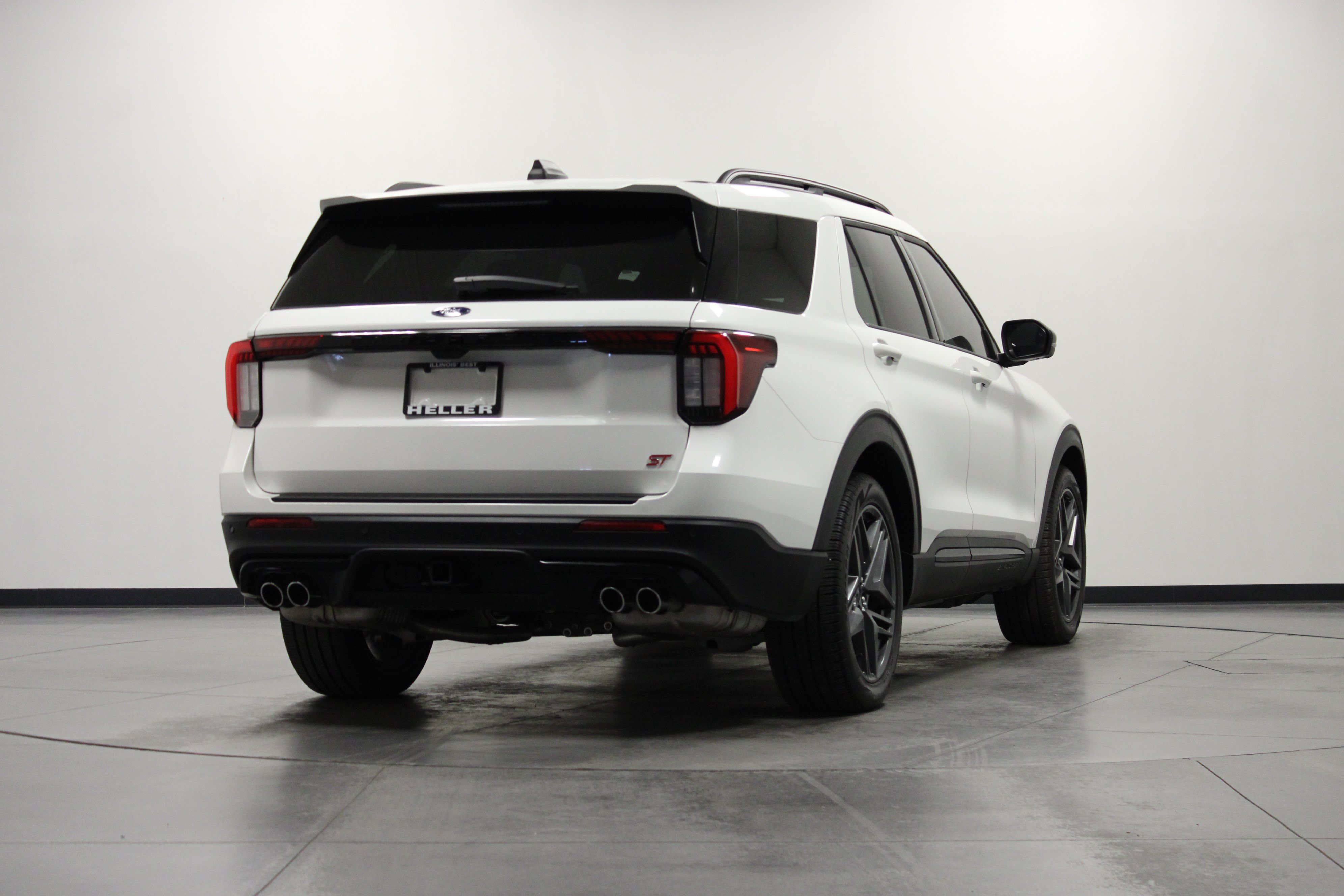 Used 2025 Ford Explorer ST AWD/4WD image 4