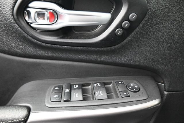 Used 2022 Jeep Cherokee Limited AWD/4WD image 32