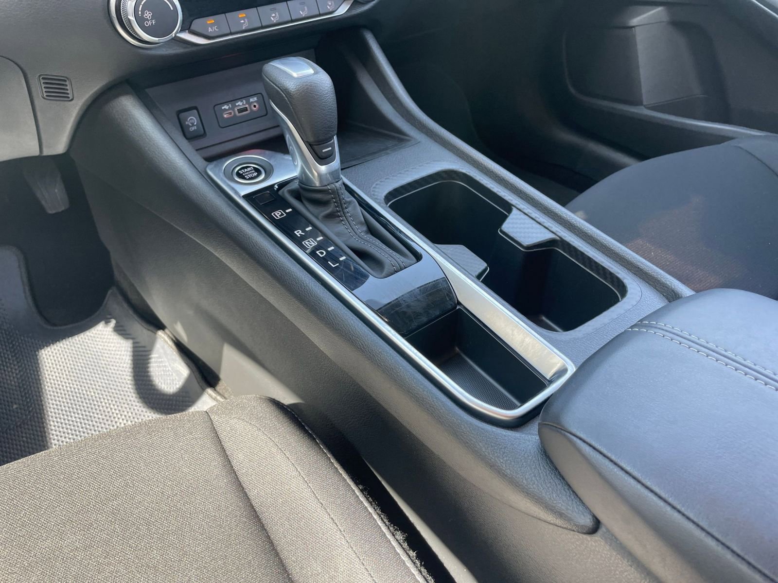 Used 2025 Nissan Sentra SV image 39