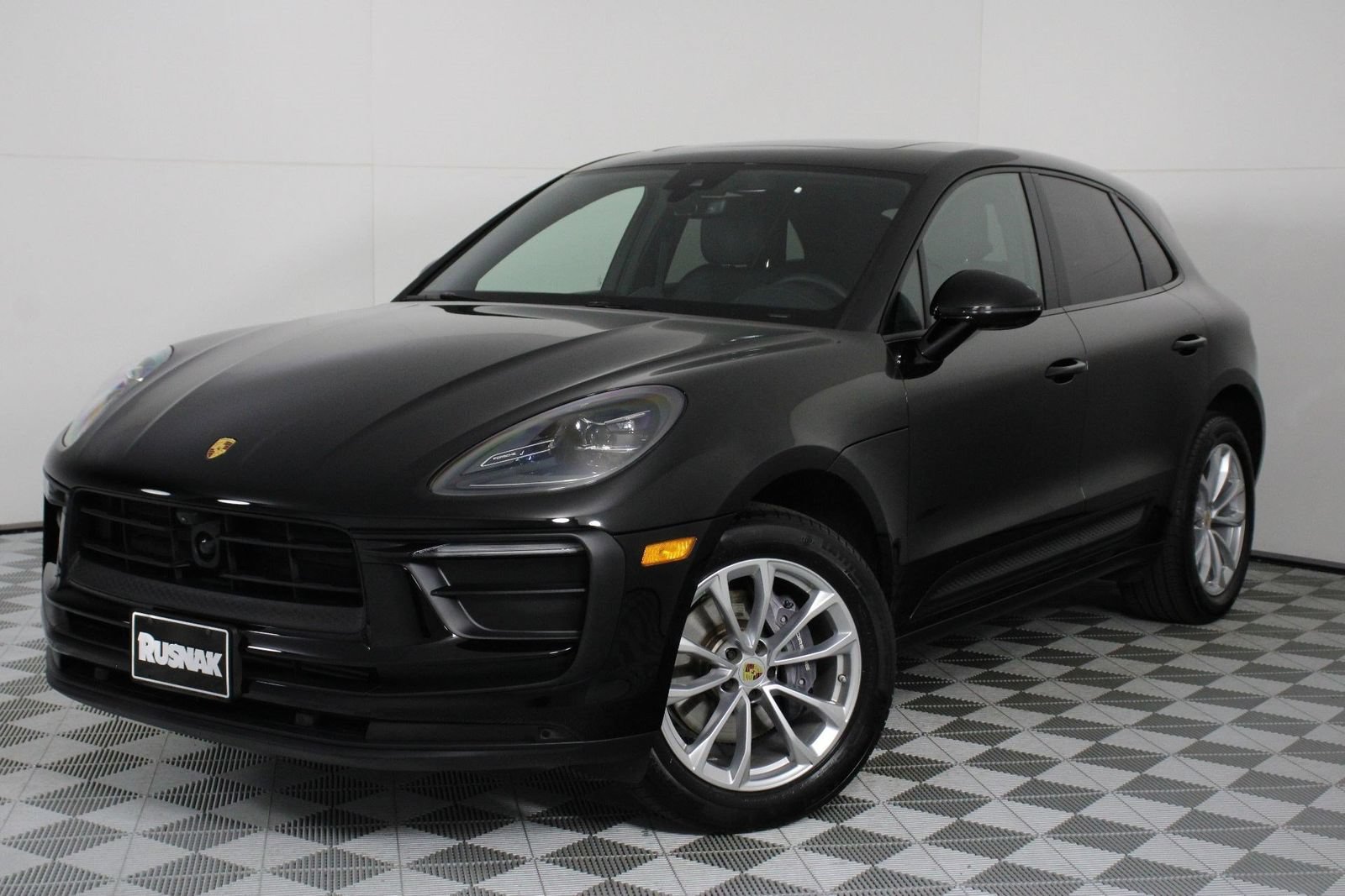 Certified 2026 Porsche Macan AWD/4WD image 1