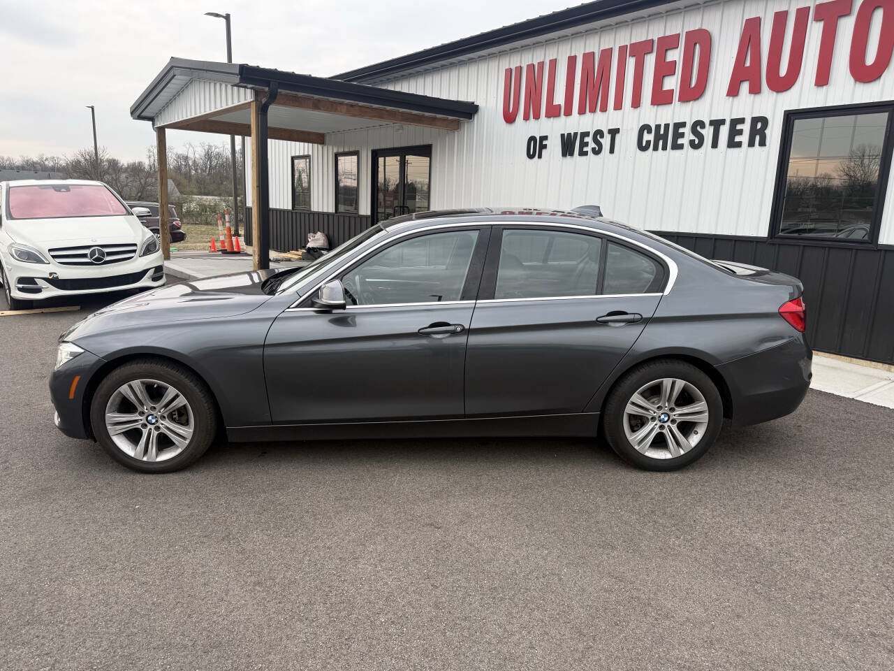 Used 2017 BMW 330i xDrive Sedan AWD/4WD image 12