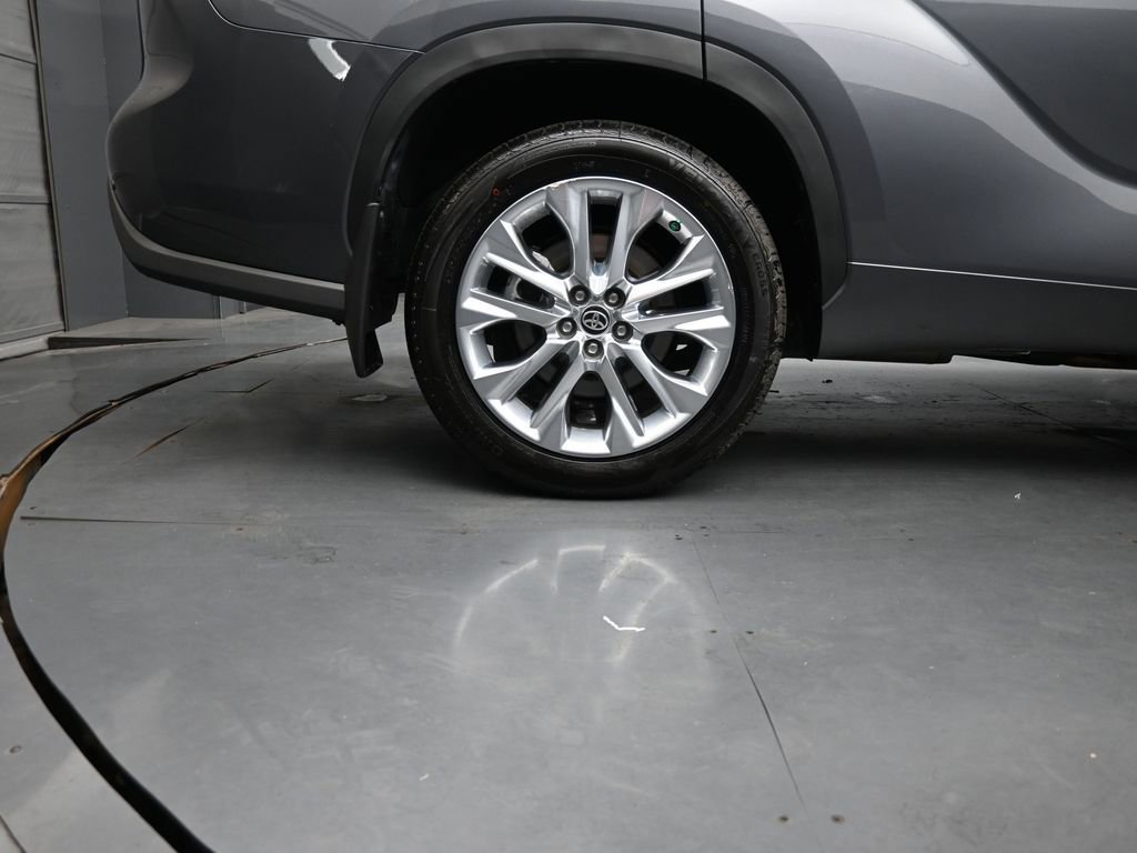 Used 2024 Toyota Highlander Limited AWD/4WD image 10
