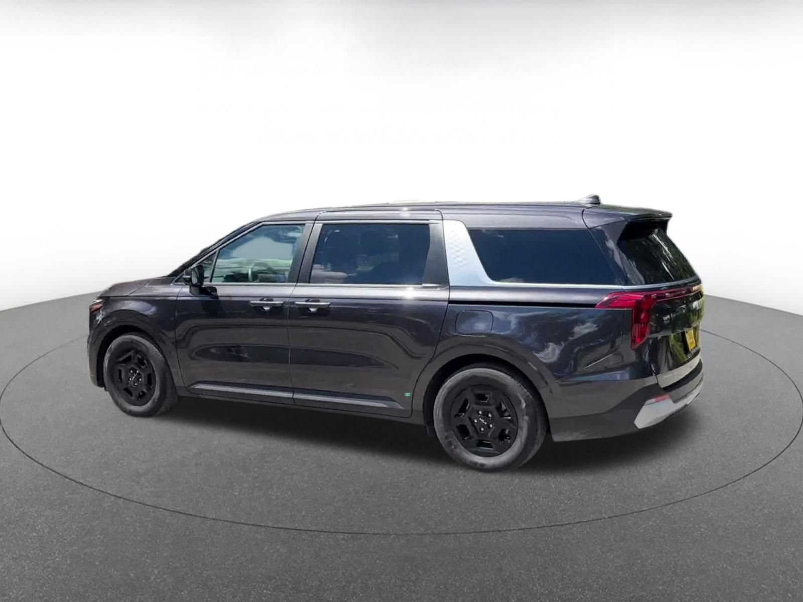 Used 2026 Kia Carnival FWD image 9