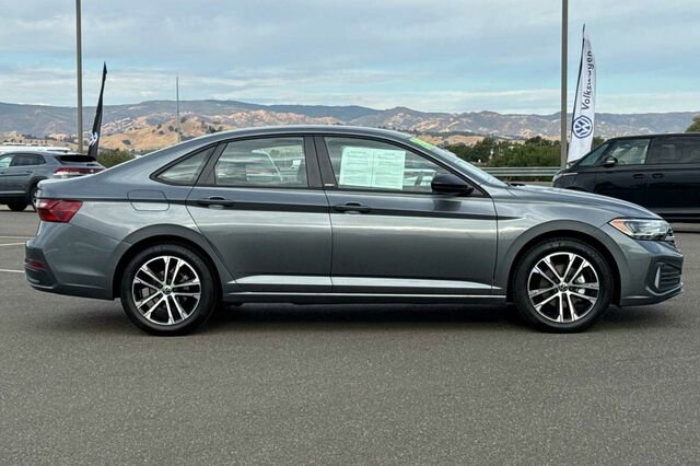 Used 2024 Volkswagen Jetta Sport image 3
