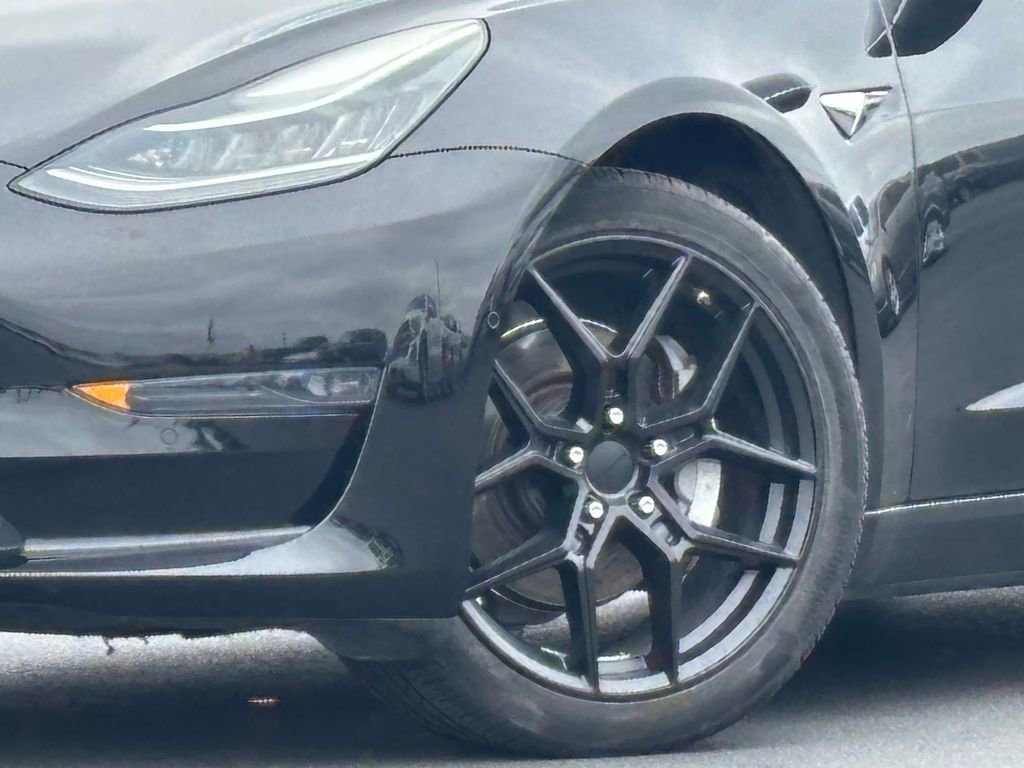 Used 2018 Tesla Model 3 Mid Range image 2