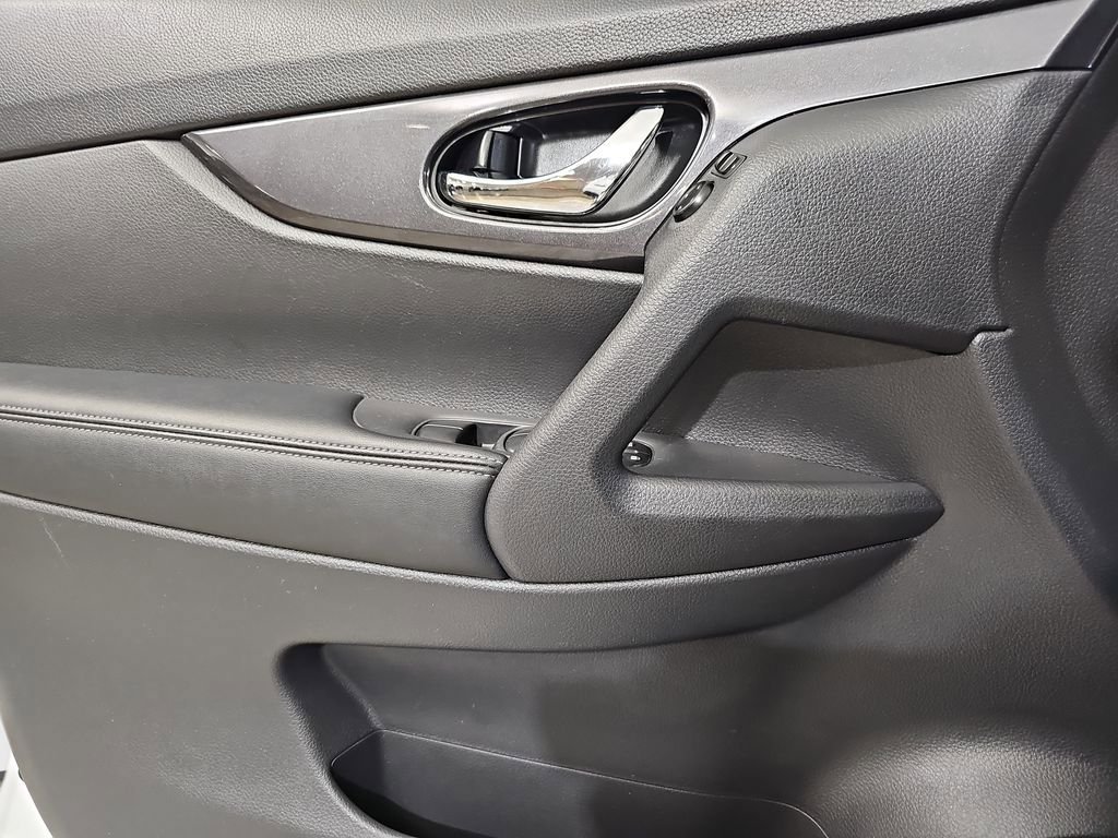 Used 2017 Nissan Rogue S image 29