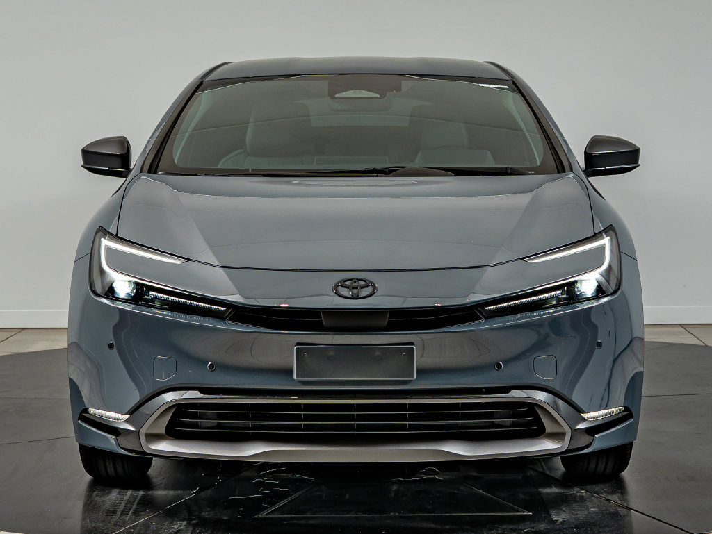 Used 2024 Toyota Prius XLE FWD image 2