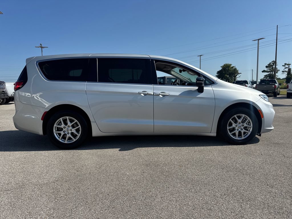 Used 2024 Chrysler Pacifica Touring-L FWD image 7