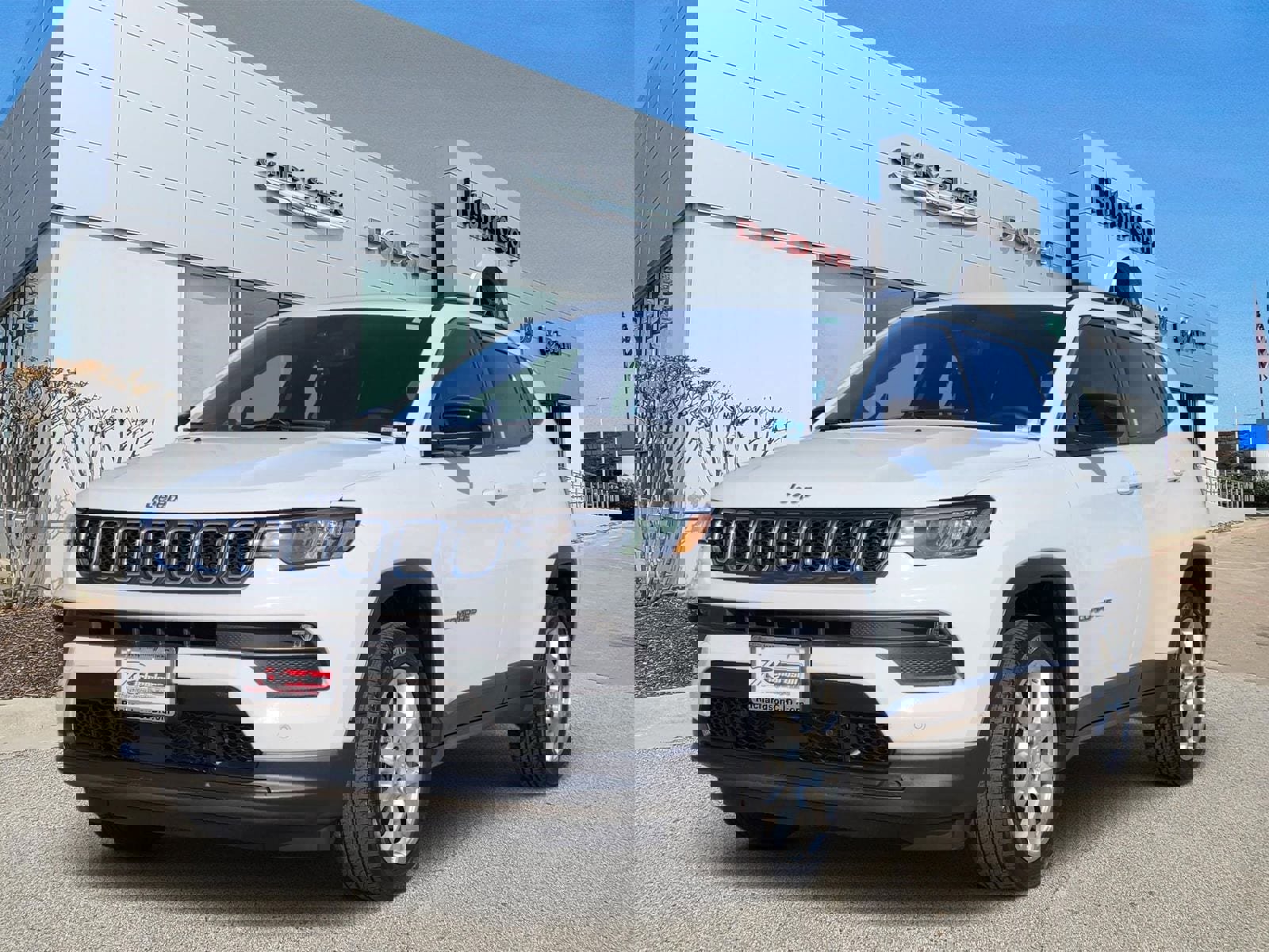 Used 2024 Jeep Compass Latitude w/ Sun and Sound Group image 2