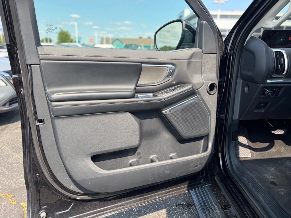 Used 2025 Ford Expedition Platinum AWD/4WD image 31