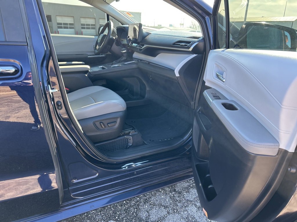 Used 2025 Toyota Sienna XLE image 19