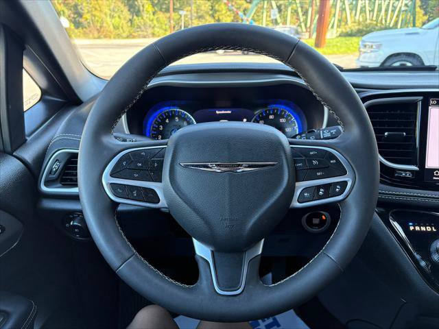 Certified 2025 Chrysler Pacifica Select AWD/4WD image 19