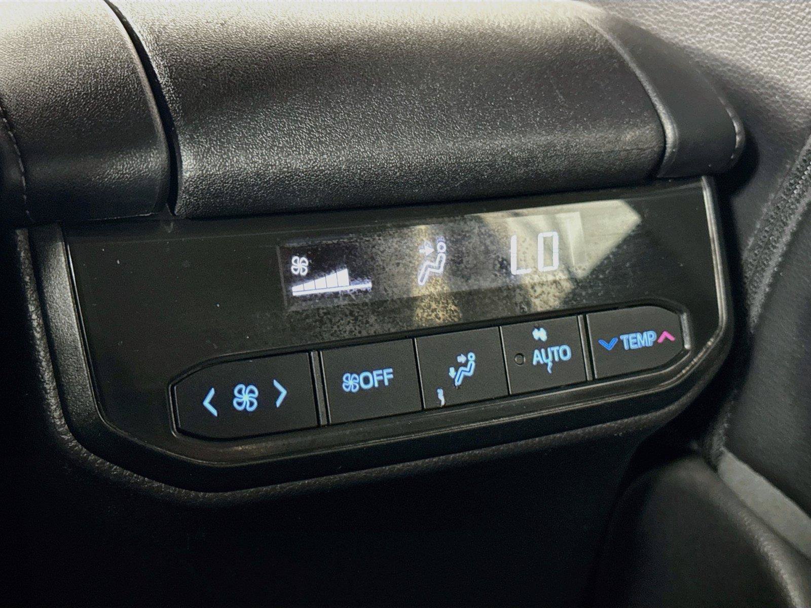 Used 2021 Toyota Highlander XLE AWD/4WD image 36