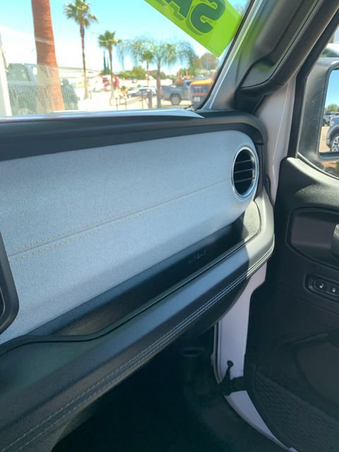 Used 2025 Jeep Wrangler Unlimited Sahara AWD/4WD image 32