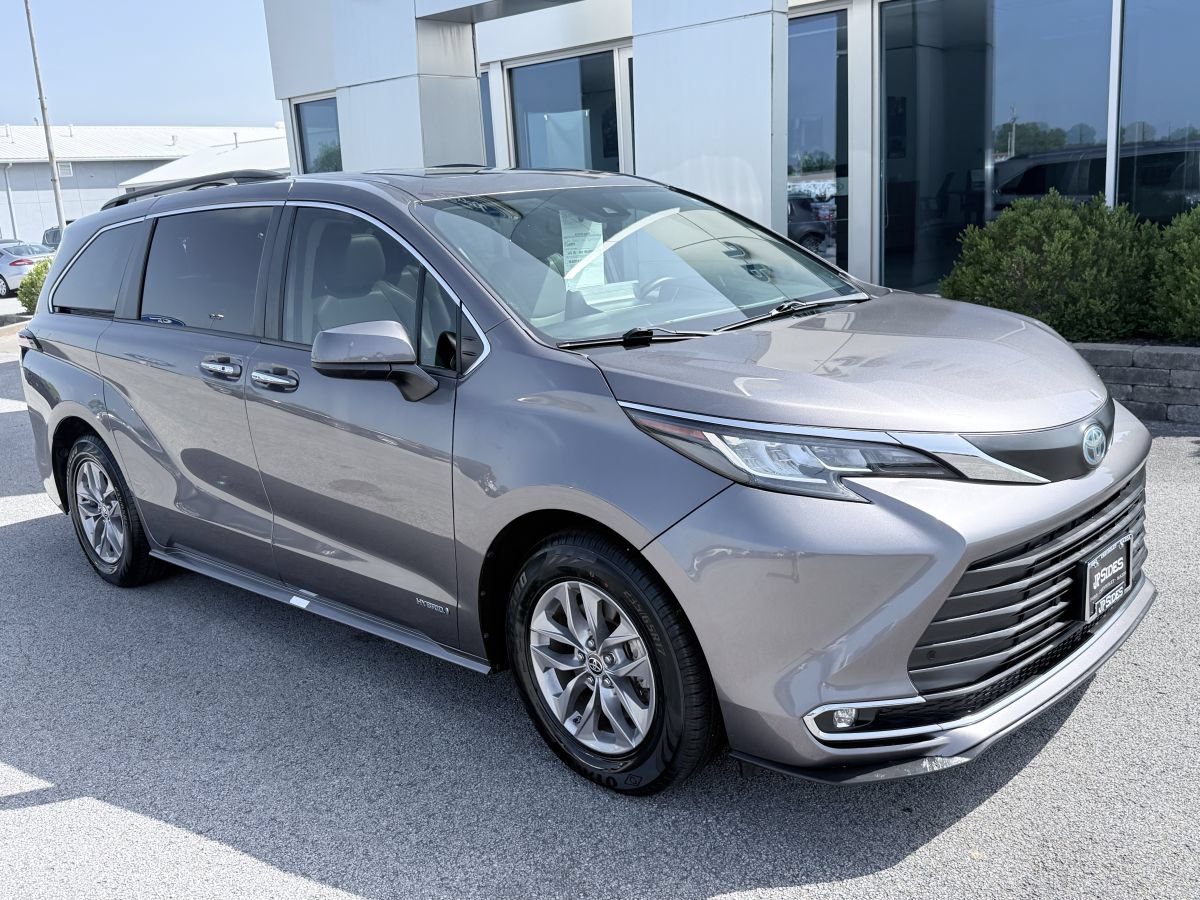Used 2021 Toyota Sienna XLE w/ XLE Plus Package FWD image 2