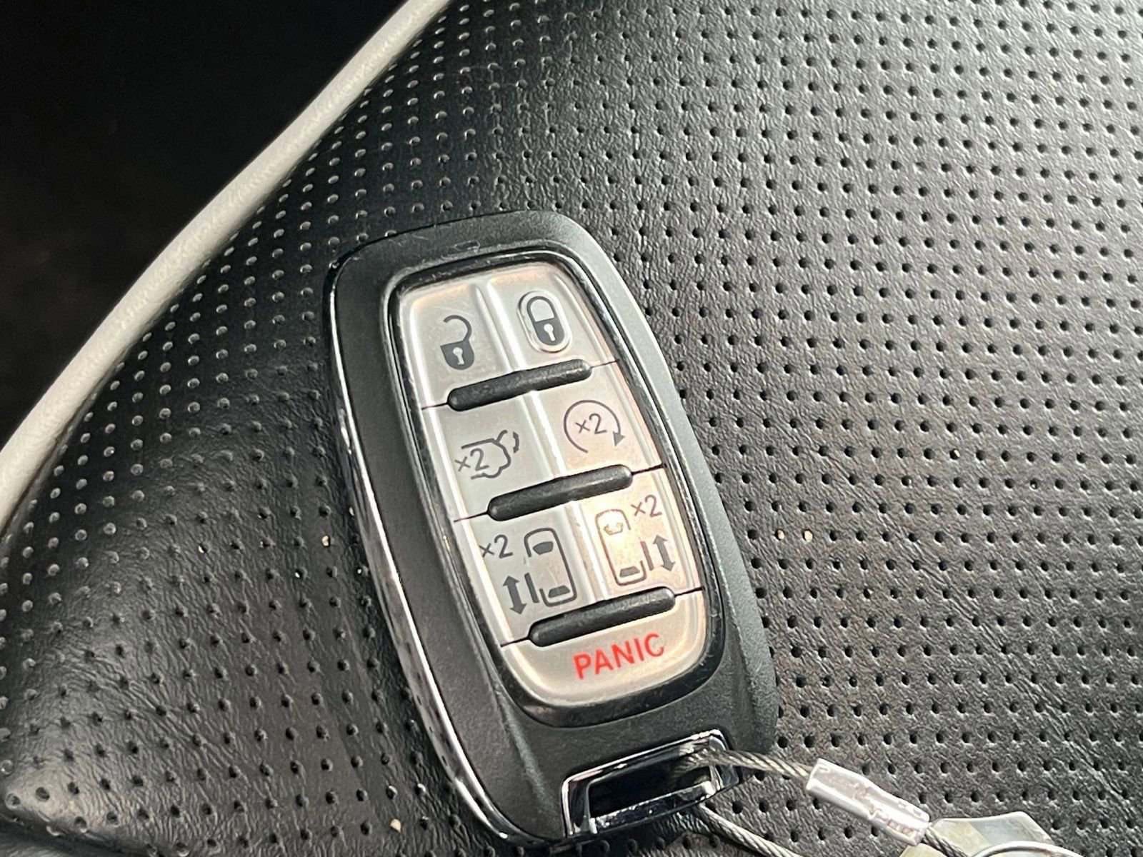 Used 2025 Chrysler Pacifica Limited FWD image 28