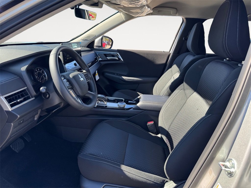 New 2025 Mitsubishi Outlander ES image 9