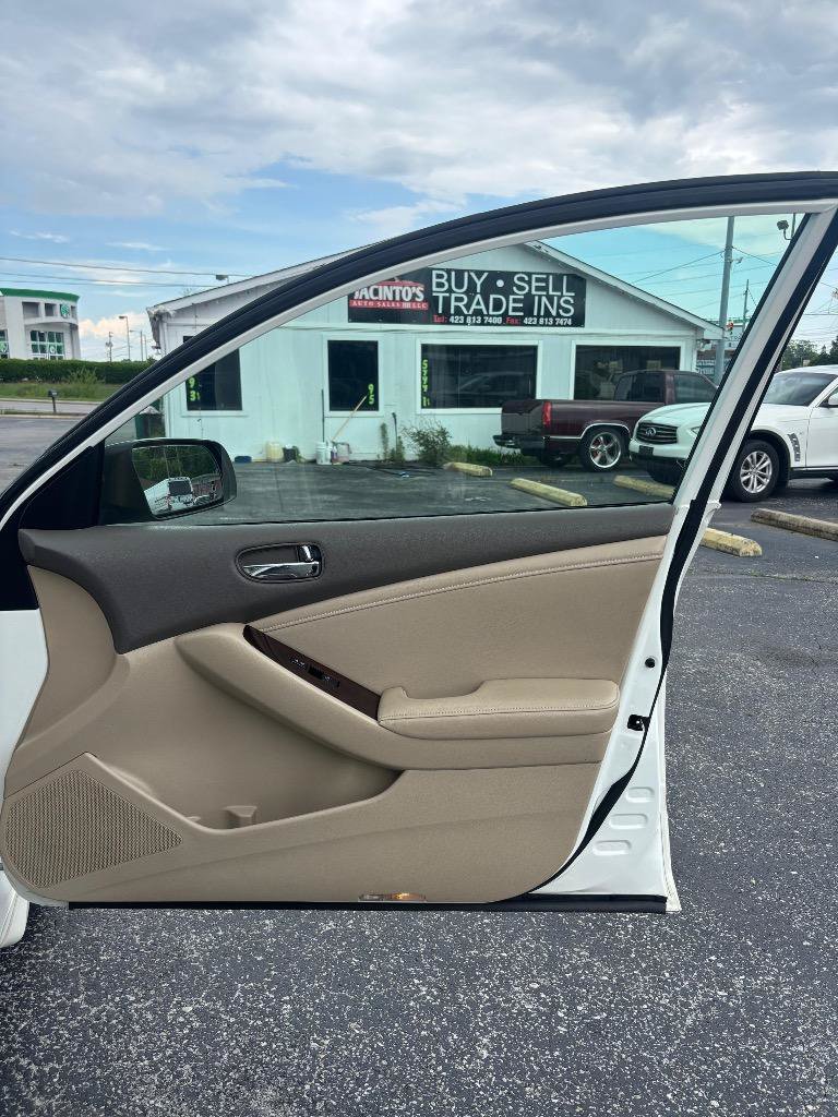 Used 2011 Nissan Altima 2.5 SL w/ 2.5SL Pkg FWD image 32