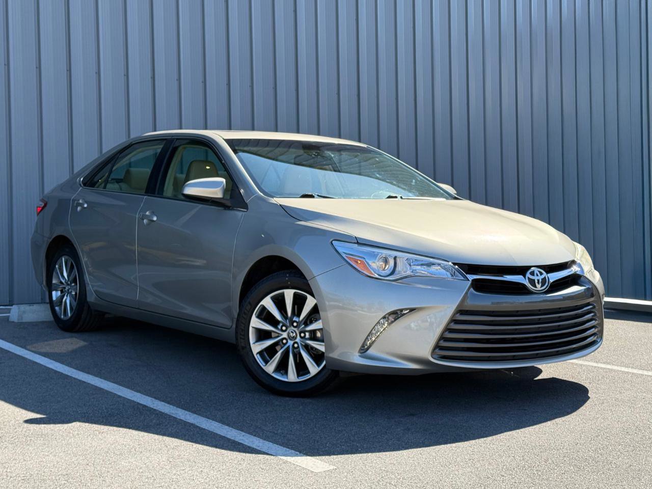 Used 2017 Toyota Camry XLE w/ Moonroof Package FWD image 3