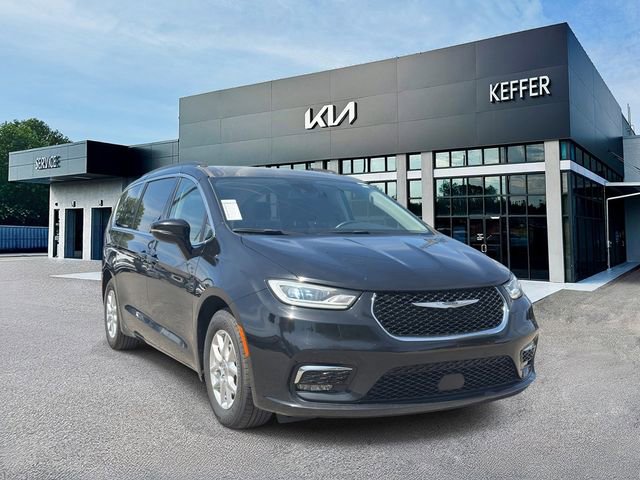 Used 2022 Chrysler Pacifica Touring-L FWD image 2