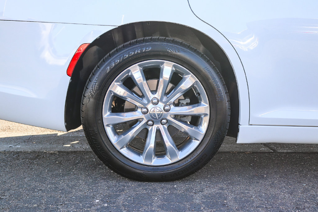 Used 2018 Chrysler 300 Limited AWD/4WD image 10