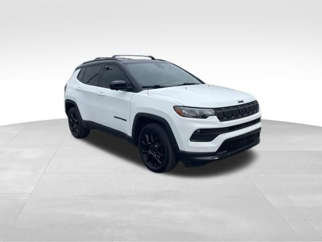 Used 2022 Jeep Compass Latitude w/ Sun and Sound Group AWD/4WD image 1