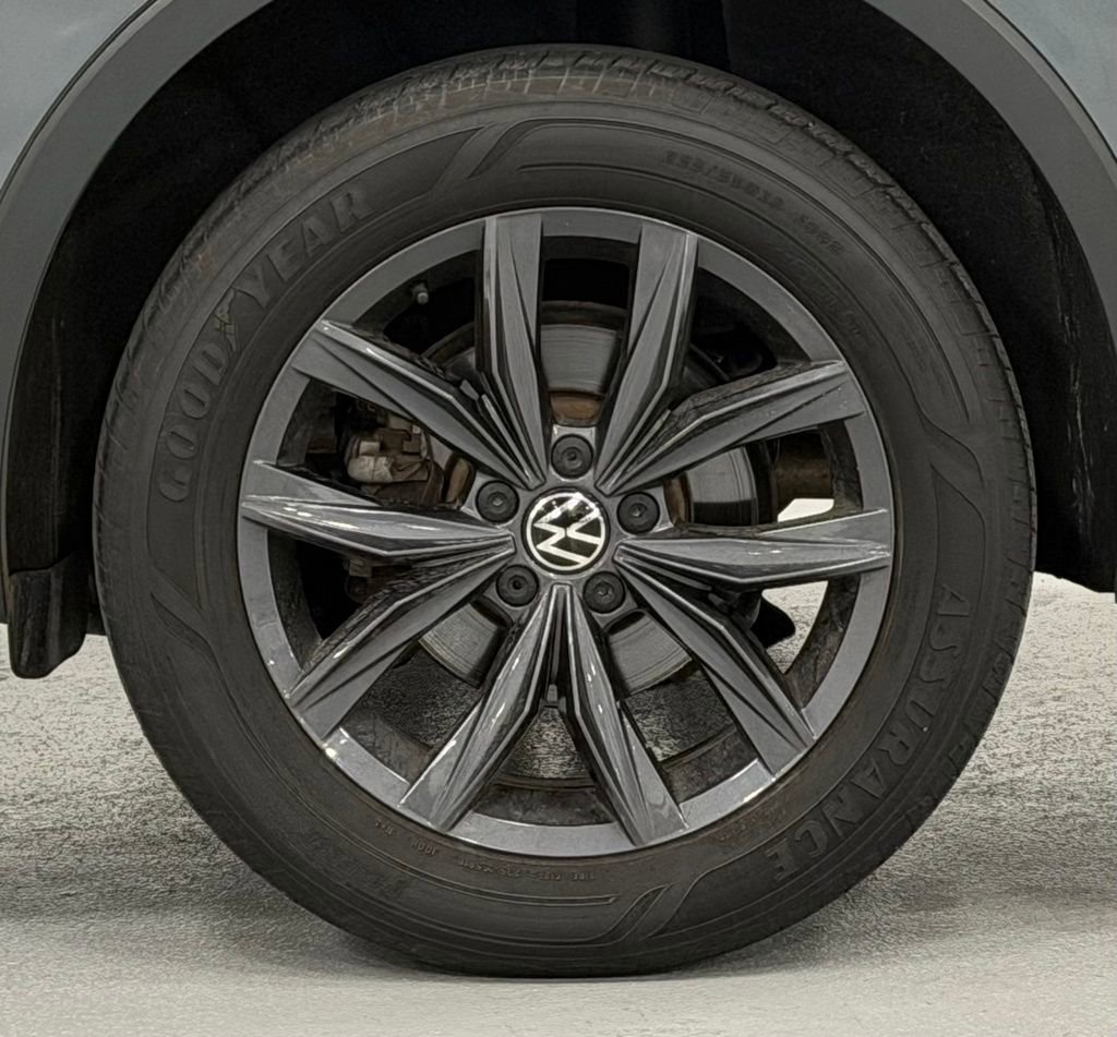 Used 2022 Volkswagen Tiguan SE w/ Panoramic Sunroof Package image 9