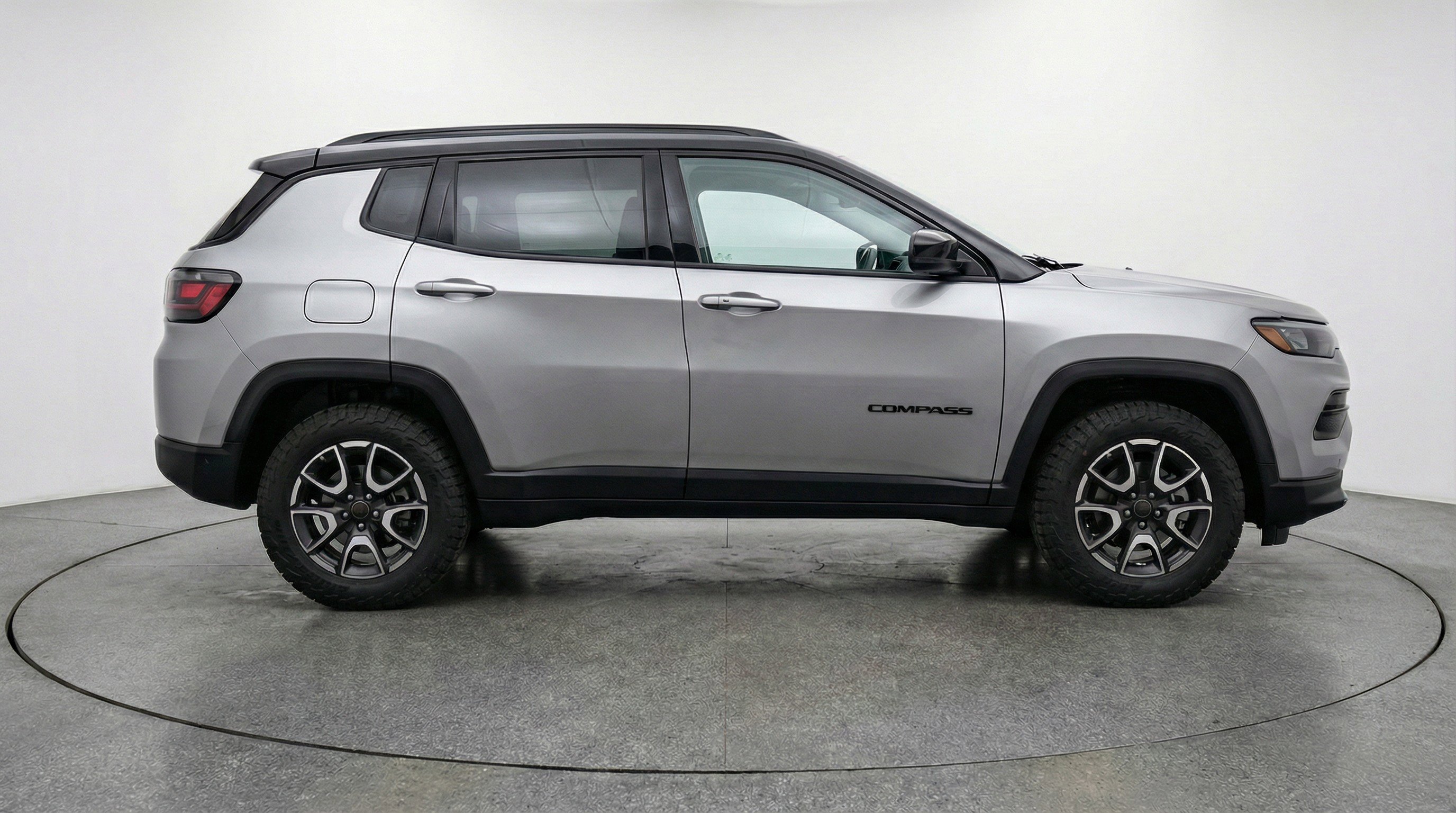 Used 2025 Jeep Compass Trailhawk image 11