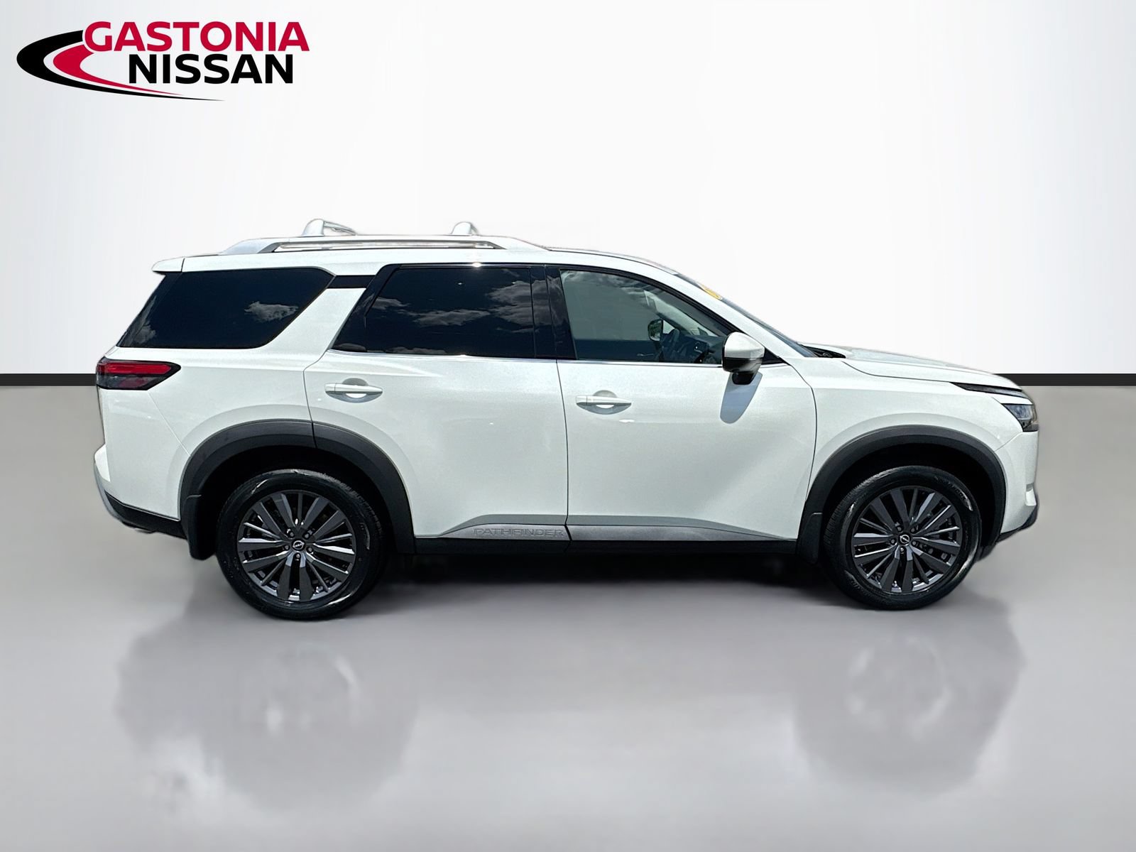 Used 2024 Nissan Pathfinder SL w/ SL Premium Package FWD image 10