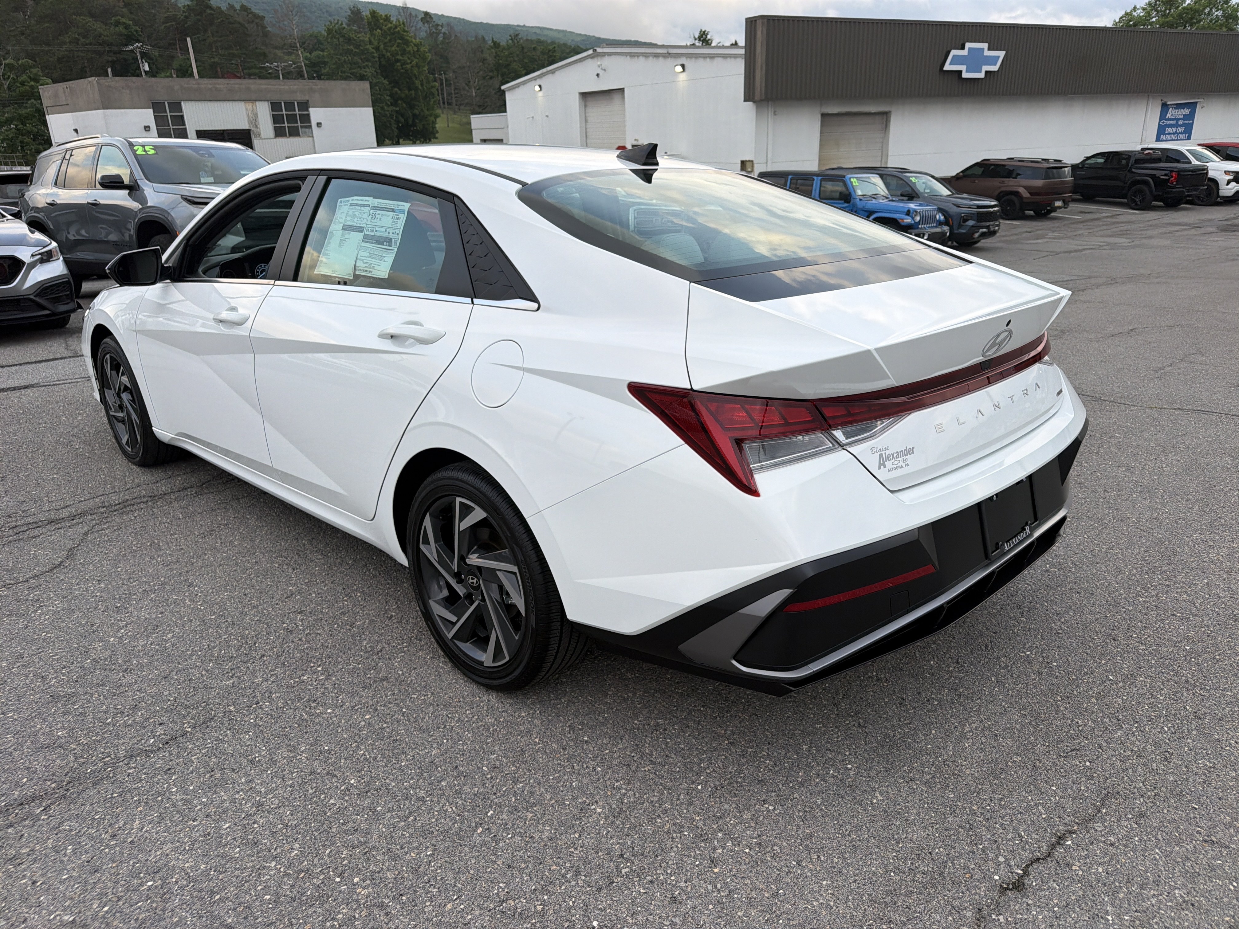 New 2026 Hyundai Elantra Limited w/ Cargo Package FWD image 5