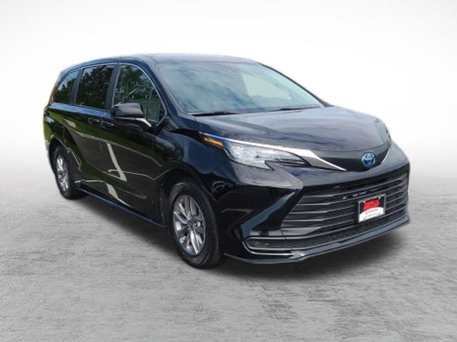 Certified 2025 Toyota Sienna LE FWD image 3