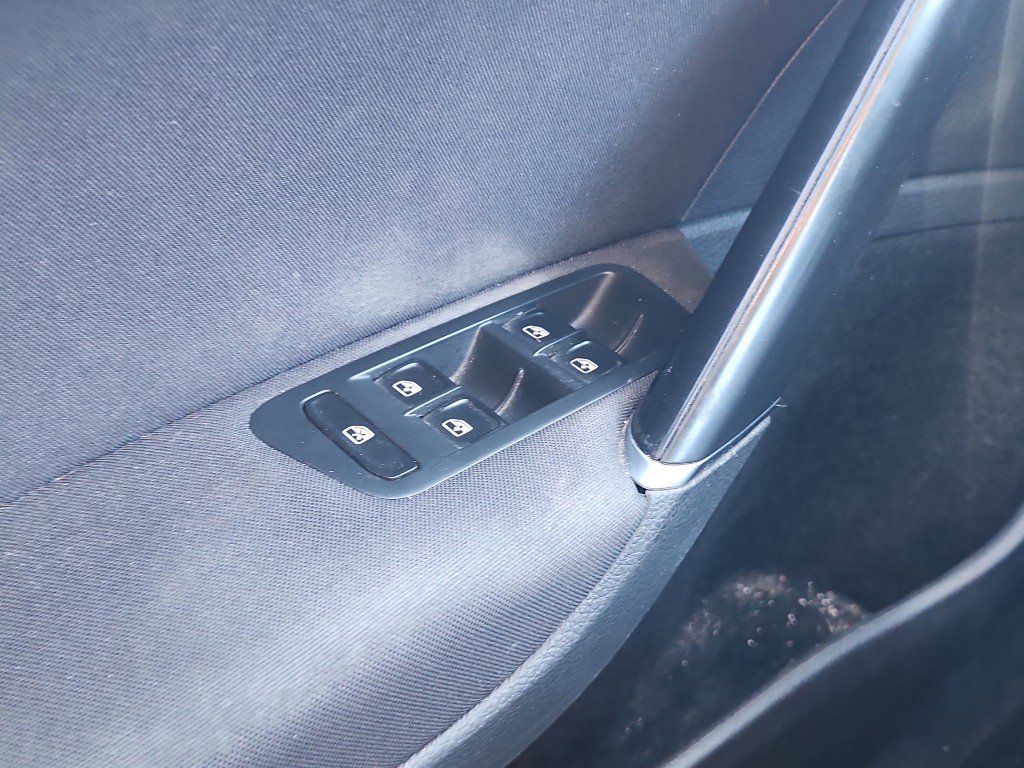 Used 2016 Volkswagen Golf S image 26