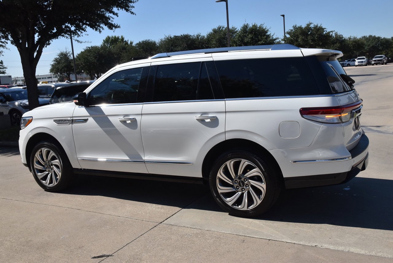 Used 2023 Lincoln Navigator 2WD image 11